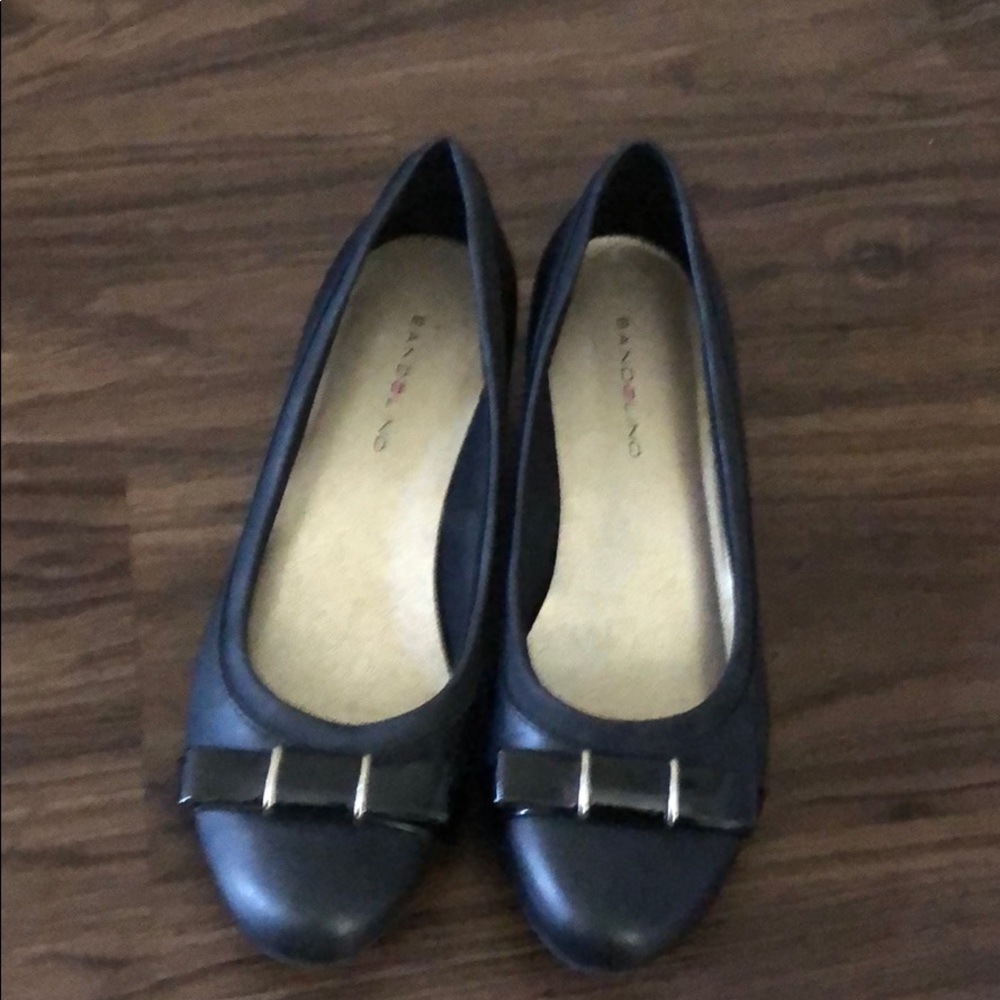 Low wedge closed toed shoe